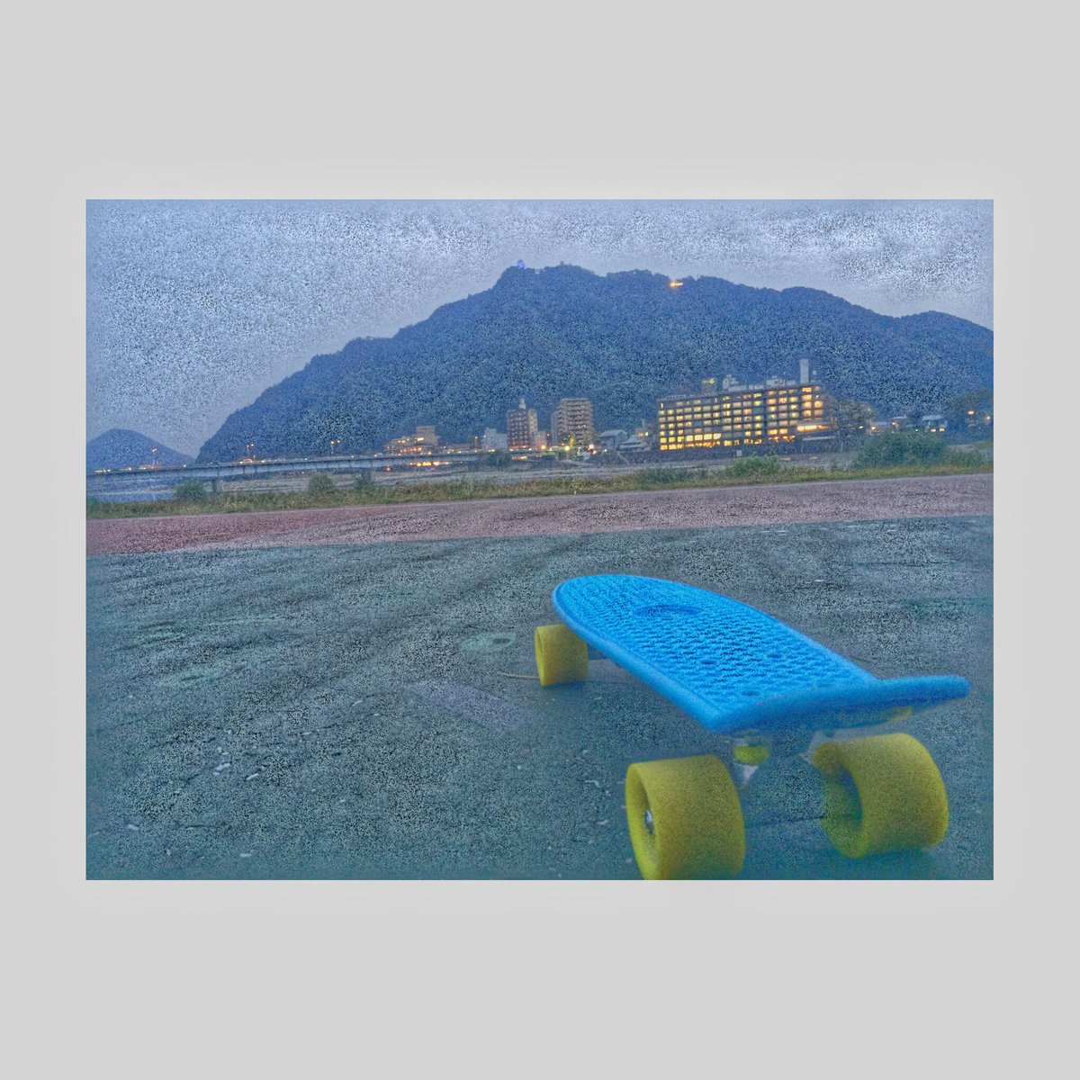 chan_1881's tweet photo. 去年のこんくらいの時期
崇志んとこで夜中に
2人でペニーやってて
どっかから出来る自信湧いてきて
調子乗ってたら思いっきり転んで
3日ぐらいずっと背骨
折れそうなぐらい痛かったの
思い出した！なっっつかし！ https://t.co/PPDUXQ9tcO