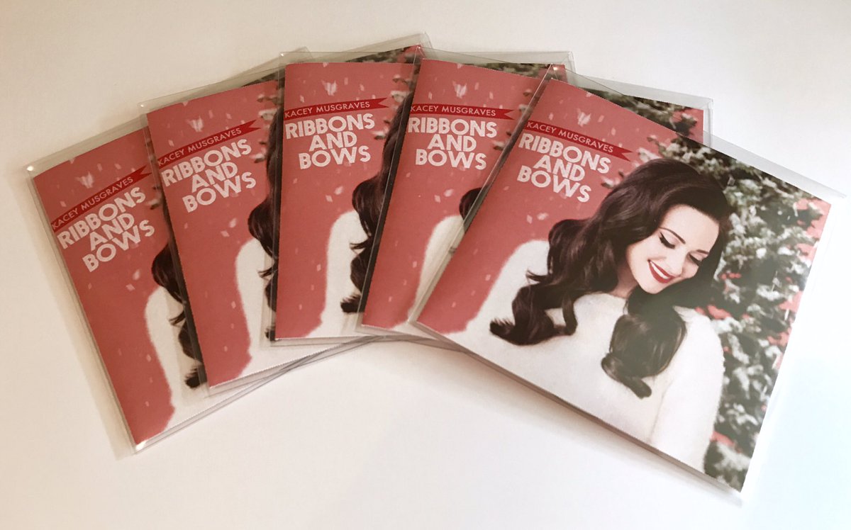 VerusDesign's tweet image. Getting the Christmas mood going with @KaceyMusgraves. Promos all wrapped up for our friends @DeccaRecords #cdpromos