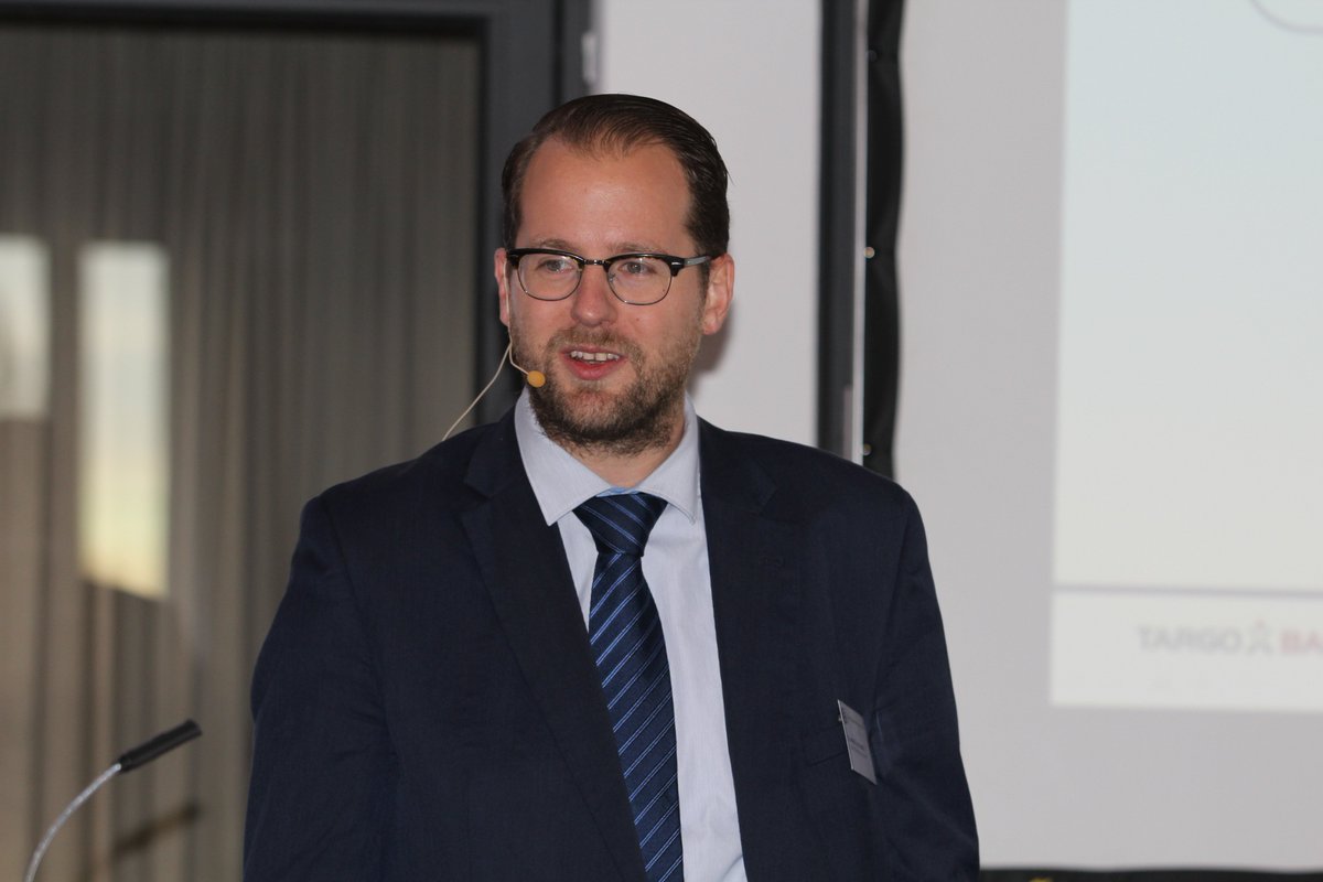BANKINGCLUB's tweet photo. Hendrik Norbisrath, Leiter #Wertpapier-Projekte bei der @TARGOBANK, zum Thema #Prozessmanagement im Großprojekt. #bczdb16 https://t.co/i1lAiSWNnI