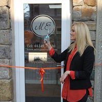 SignFactory2020's tweet photo. #TimeHopTuesday @MorganEvans1964 @AngleseySMedia #Llangefni #EstateAgents #illuminated #foldedpanel #sign #PRINTING #Balloon #etchglass https://t.co/KlxHZTH7Gw