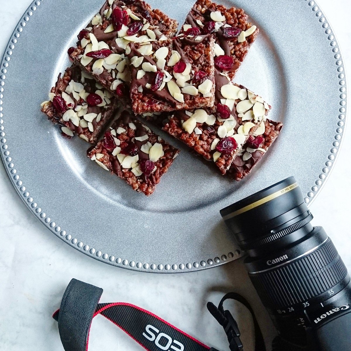 Snaaping some #glutenfree #vegan #norefinedsugar Spiced Cherry, Cranberry &amp; Chocolate Puffed Rice Squares 📷💚