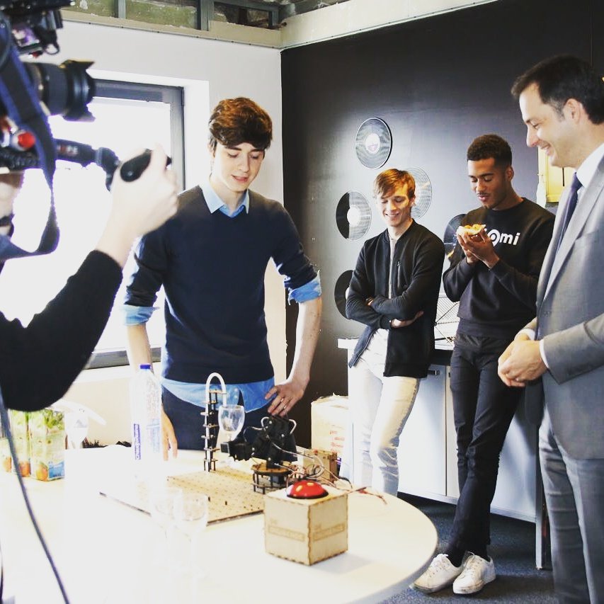 alexanderdecroo's tweet photo. Vandaag in de #digibende loft. Over Campus Senior, cocktail robots en over hoe technologie ons leven aangenamer maakt. #digitalbelgium https://t.co/t5n6GJBkhM