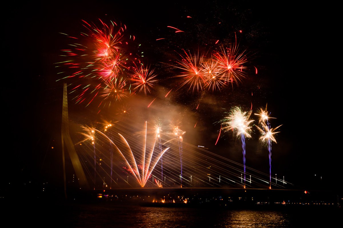 hetvuurwerk010's tweet photo. Na de spectaculaire vuurwerkshow op de Erasmusbrug nog niet uitgefeest? Ga naar https://t.co/NF3q0S6DgD en bekijk de Rotterdam NYE agenda. https://t.co/EYJJIhTt4X