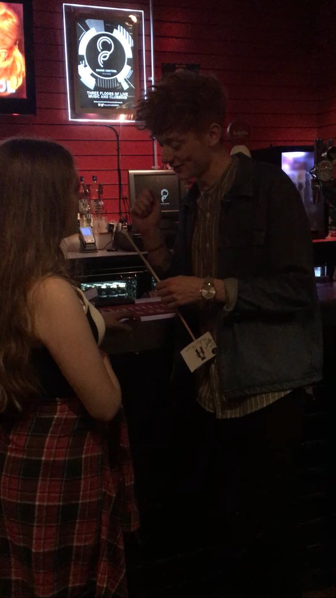 HopefulOlzanski's tweet photo. @HopefulOlzanski 29/06/16 Nath Gurds tour - Meeting Jamie again&amp; finally meeting Ryan 😌 https://t.co/VFfyslVgW5