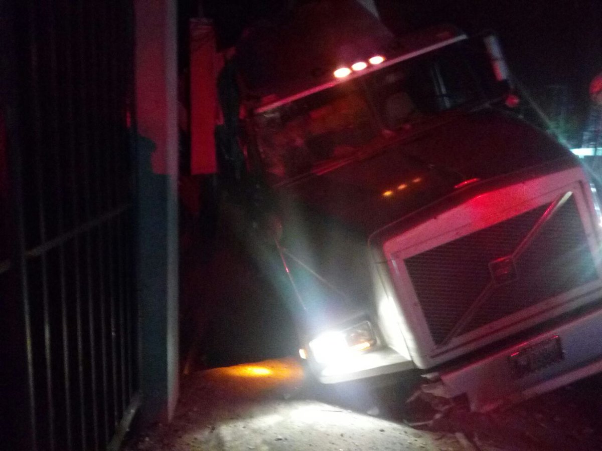 PMT_VILLANUEVA's tweet photo. Tráiler encunetado en 55 calle Aguilar Batres  afecta circulación de #TraficoVN hacia el norte. Grúas trabajan para retirarlo. https://t.co/Qjm1YJLbM7