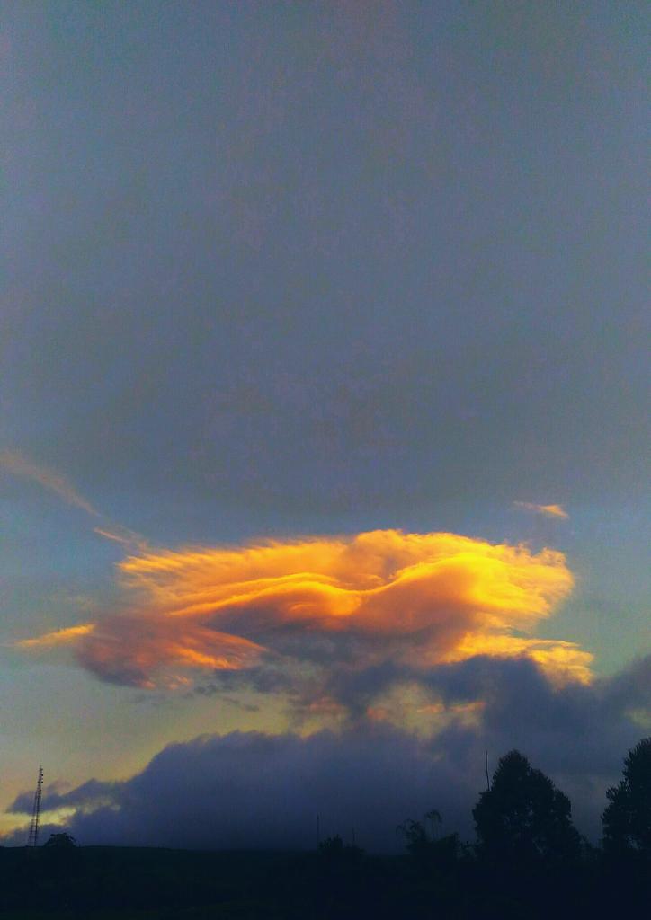 mattryan780's tweet photo. dusk on the east side #Twilight #ThePhotoHour #StormHour #naturephotography https://t.co/u7KnuoK2bC