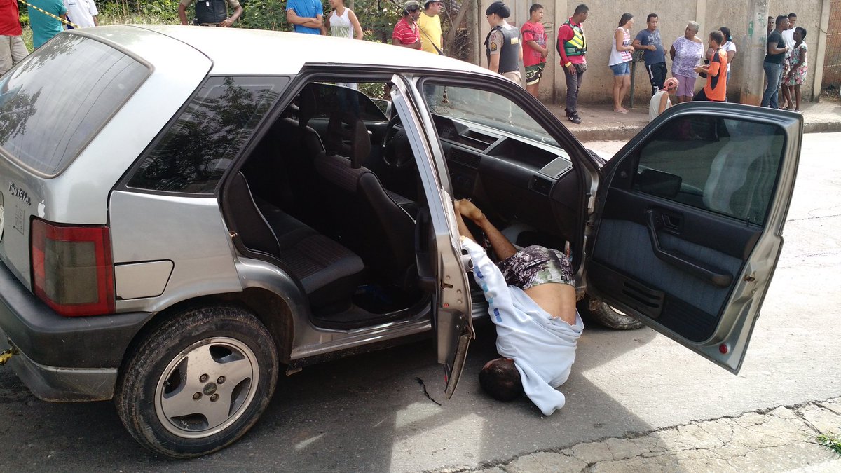 IretonCarlos's tweet photo. Homem morre no bairro icaivera em Betim . Morte deconhececido https://t.co/VljwDhkV6a