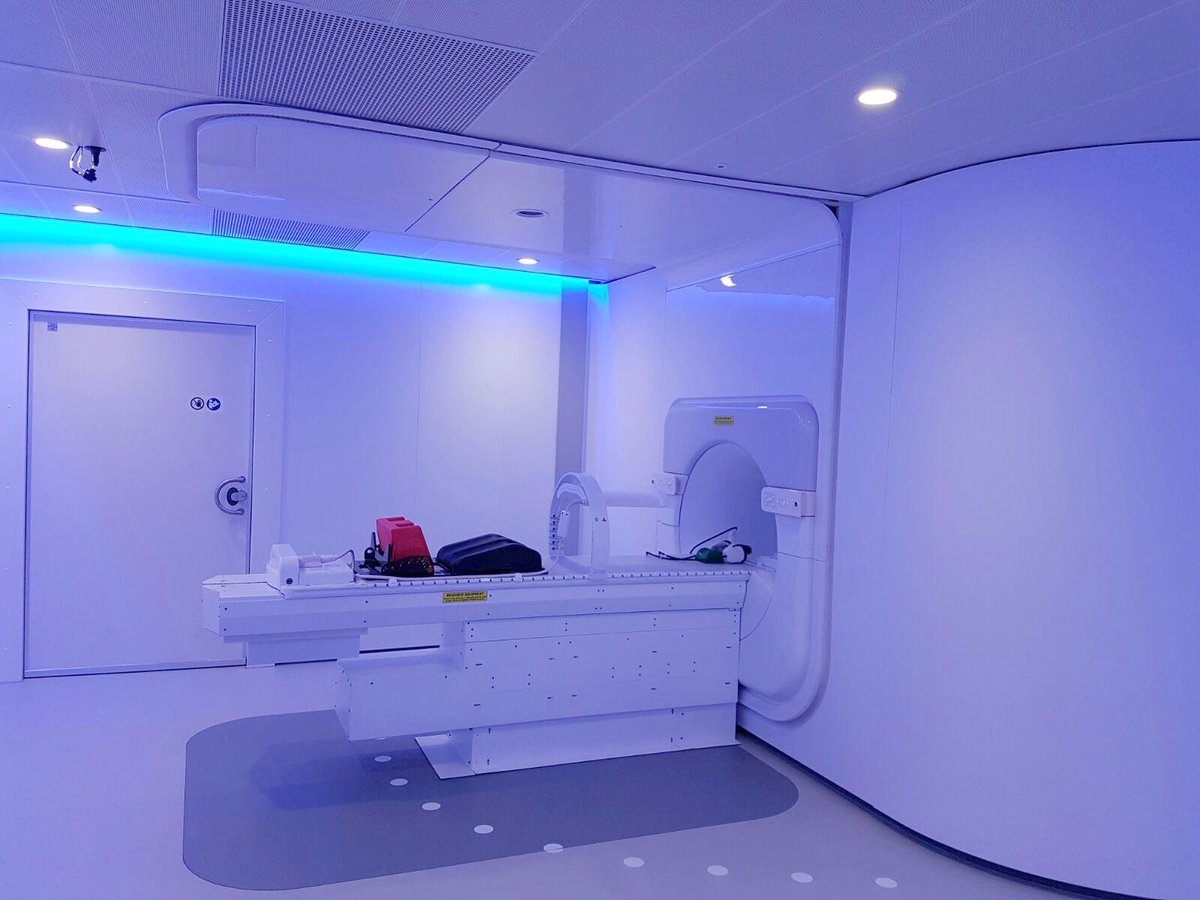 UK's first MR linac, a pioneering new type of radiotherapy machine, is opened today by <a href="/MayorofLondon/">Mayor of London, Sadiq Khan</a> bit.ly/2gfQEhT