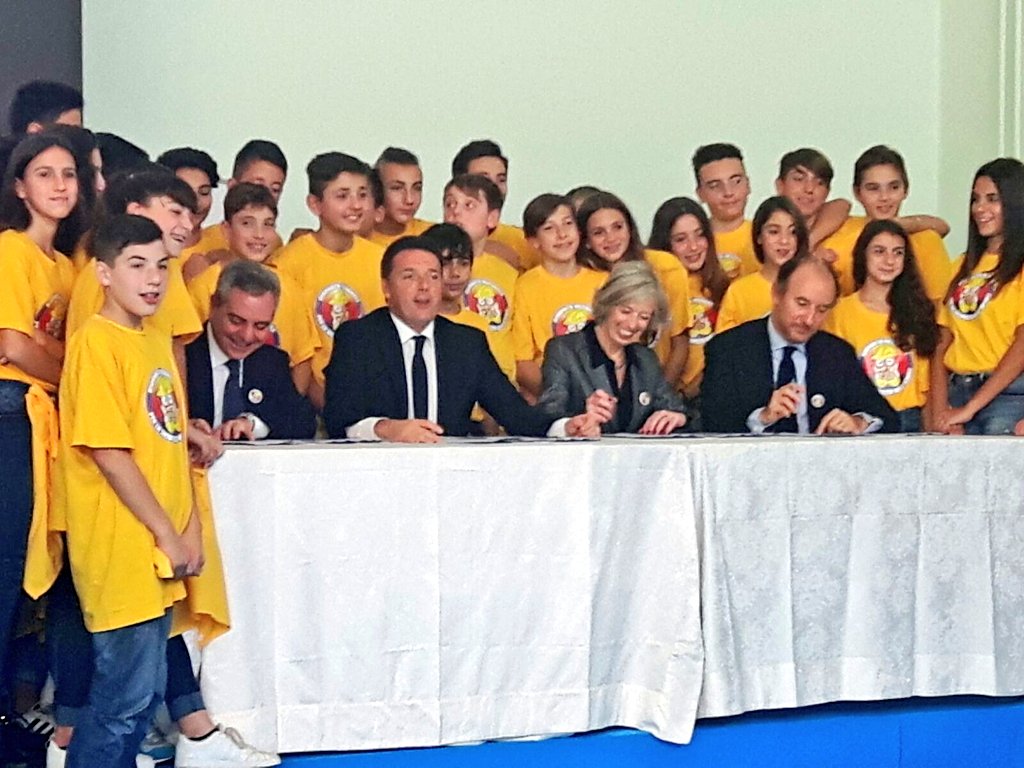 MIsocialTW's tweet photo. .@matteorenzi e @SteGiannini firmano protocollo con @eib e @GruppoCdp, da Bei altri 530mln per edilizia #scuole #GiornataNazionaleSicurezza https://t.co/j0CbkWGOYs