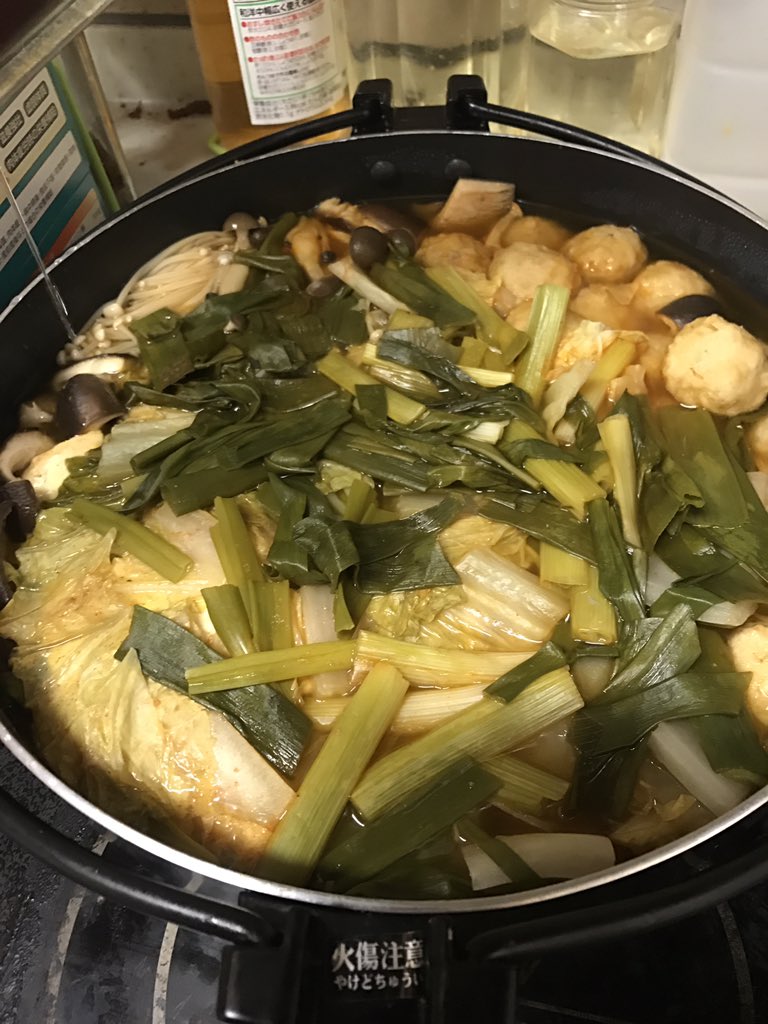 Otomama 今日はキムチ鍋 玉ねぎスライスサラダ 卵ツナ丼 将也がずっとミスド食べたがってて今日浜岡のマックスバリューに来てたから買って来た 毎日おかずサラダで3品は作るようにしてるけど今月は節約週間 明日はこのキムチ鍋の