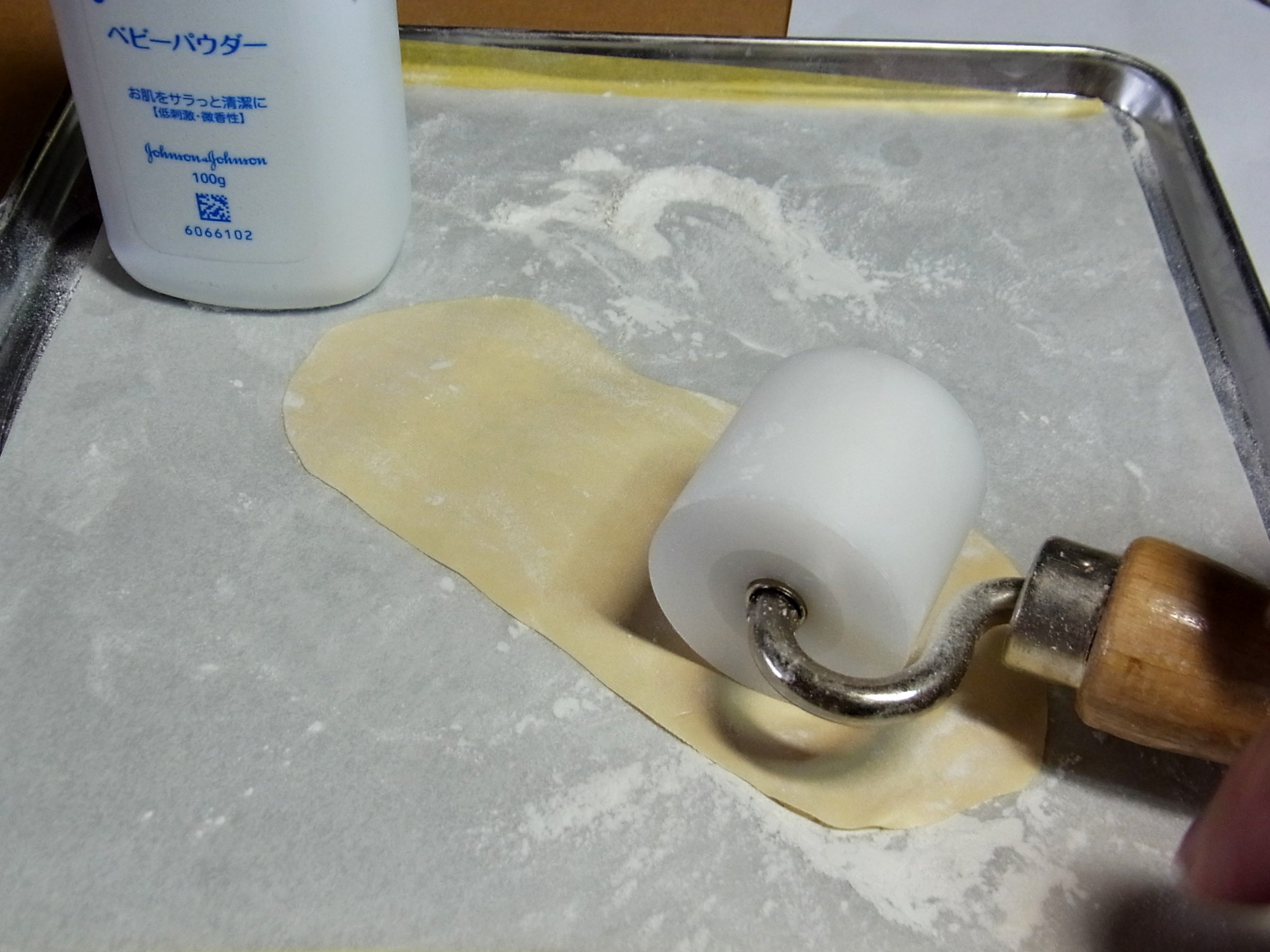 ひらりん タミヤ速乾エポパテを薄く伸ばしてツィンメリットコーティングしました ローラーはホームセンターの壁紙売り場 に置いてあったもの 手早く均等に伸ばせていい感じです ベビーパウダーをまぶせばベタ付き防止になります コーティングローラーは