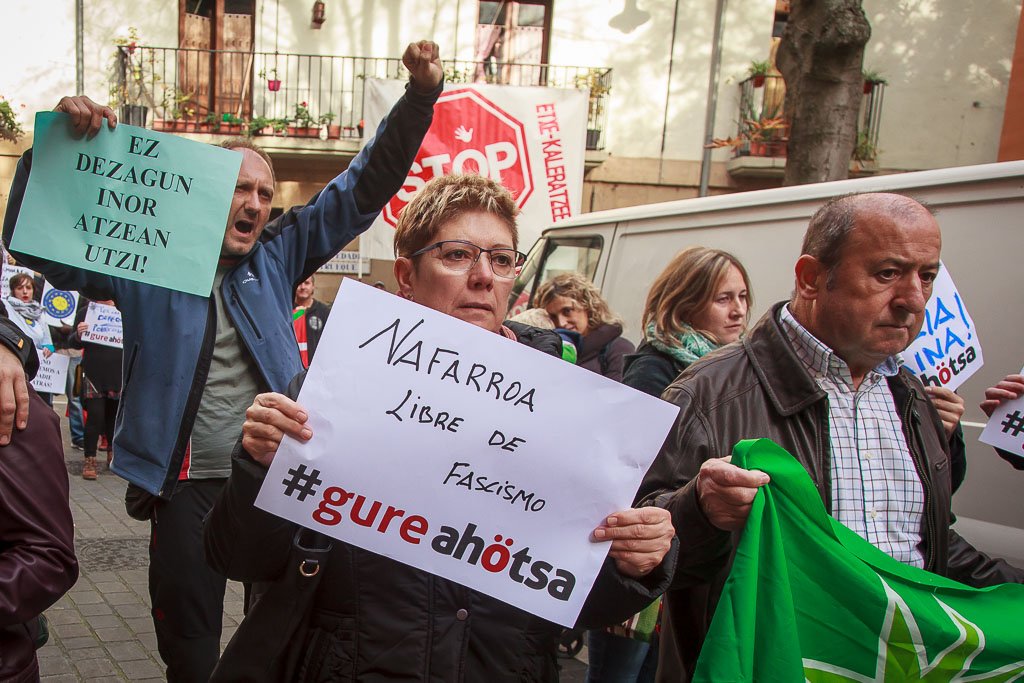 Ekinklik's tweet photo. Contra la criminalización de medios populares #GUREAHOTSA MANNEQUIN CHALLENGE fotos https://t.co/IXonskajLE y video https://t.co/wnS1Z6osqg https://t.co/UotLK4AjyU