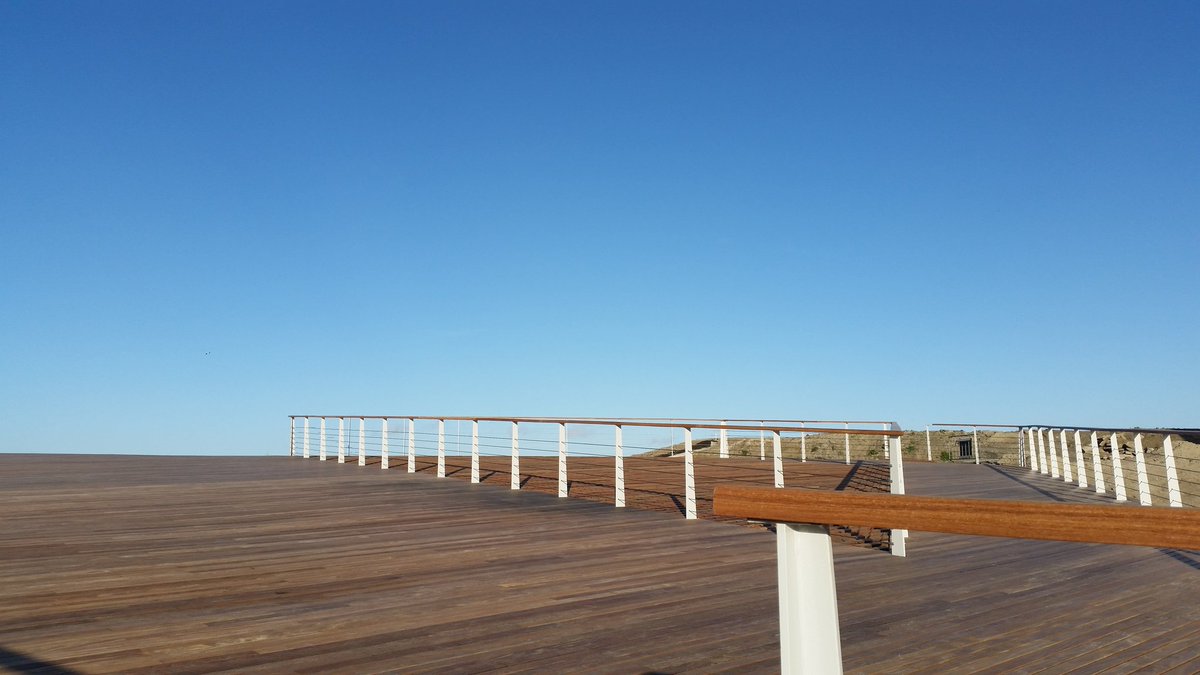 Deze week worden de leuningen van de brug geplaatst. De relingen van het vlonderdek zijn al afgewerkt. #CADZAND-Maritiem