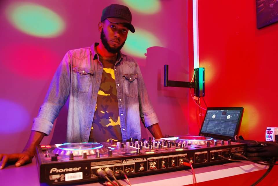 Iamdjkastro's tweet photo. "@djgunz9ja: #Nigeria: Mixtape: K.I.S.S The Mix 2016 – Deejay Kastro @Iamdjkastro https://t.co/CVZDqQMHvW https://t.co/3eOinHzsMz"