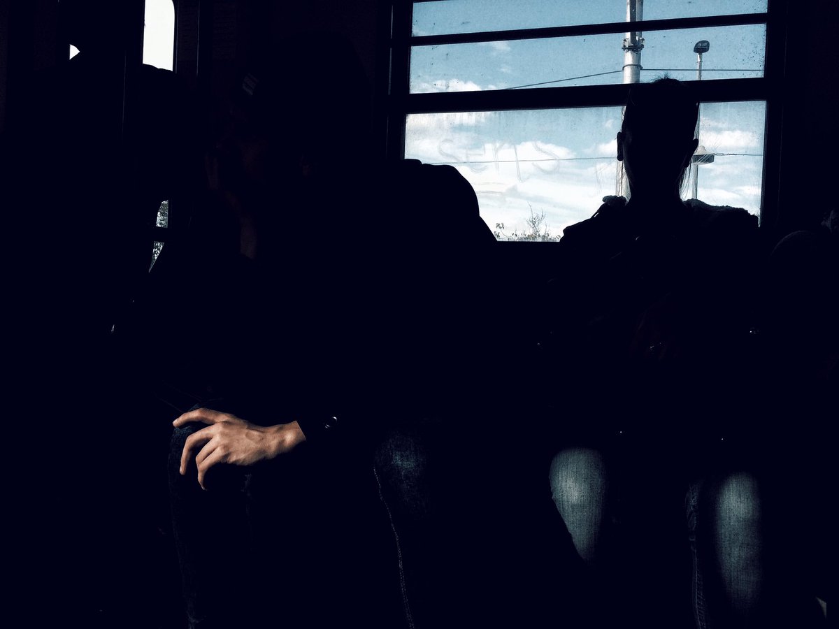 SoroAlessio's tweet photo. Mobileshot #mobile #streetphotography #tube #hand #color #black #exposure #people #light #urbanjungle https://t.co/EN8ONu1nIA