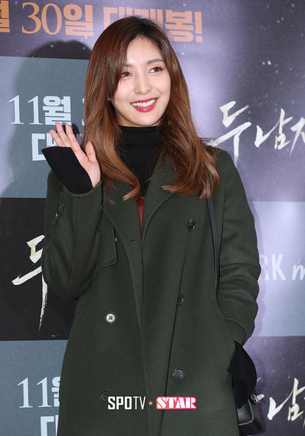 functionlove's tweet photo. [NEWS PICS] 161122 f(Luna) = 'Two Men' Movie Premiere [1] | 38P https://t.co/AIbKyqQT9D https://t.co/ScQTJci9lG