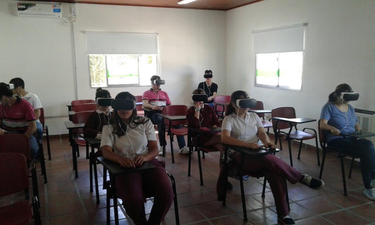 Zaal_86265's tweet image. Ayer por la tarde visitaron Casa RED alumnos de ES 5 #RedVirtual @Munirivadavia1 @edgaralarconm @JUReynoso