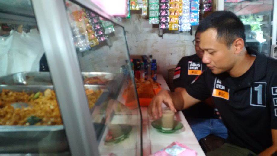 Prihatin? Hemm.. RT <a href="/detikcom/">detikcom</a>: Agus Yudhoyono: Saya Prihatin Persija Tak Punya Stadion detik.id/Vy7dAH