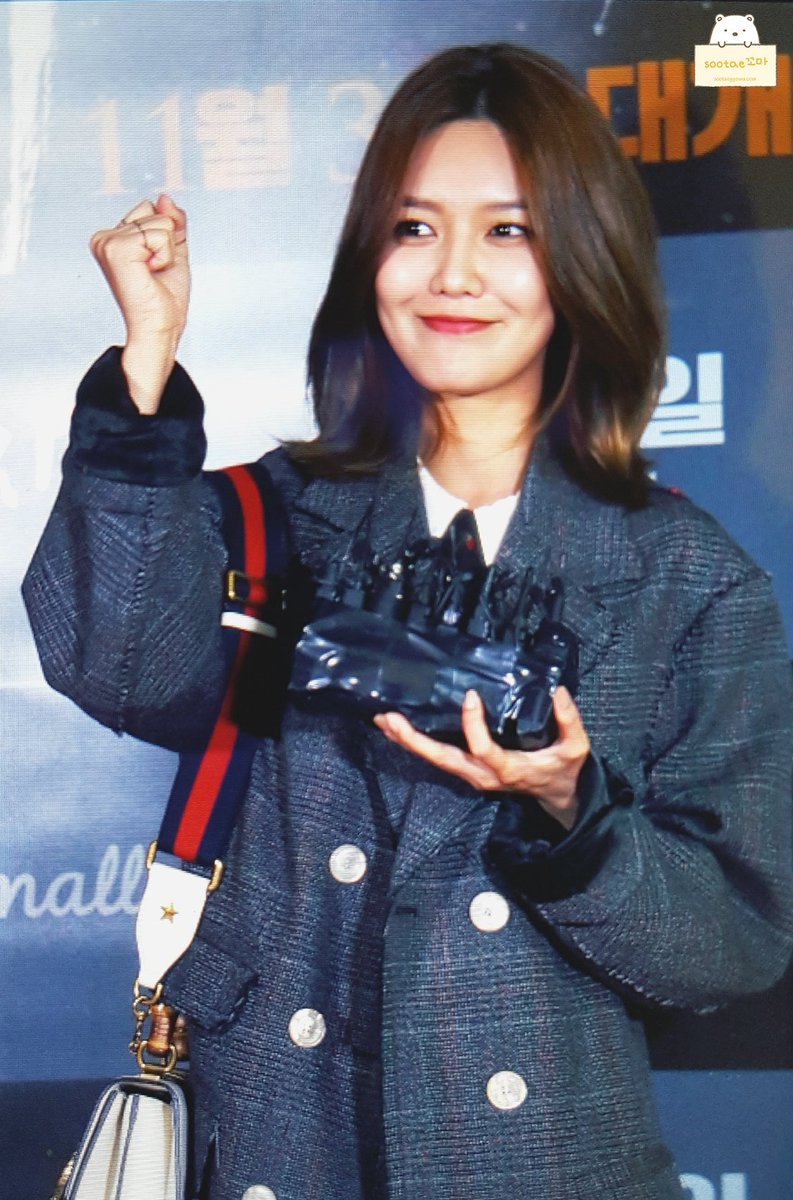 [PIC][22-11-2016]SooYoung và YoonA tham dự buổi công chiếu VIP của Movie "Derailed" vào tối nay Cx3WpZoVEAAm1wr