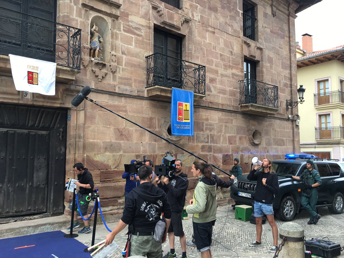 Gracias a todos el equipo técnico y guionistas de #olmosyrobles por el trabajo de esta temporada y compartir talento, tiempo e ilusión.👏🏻👏🏻