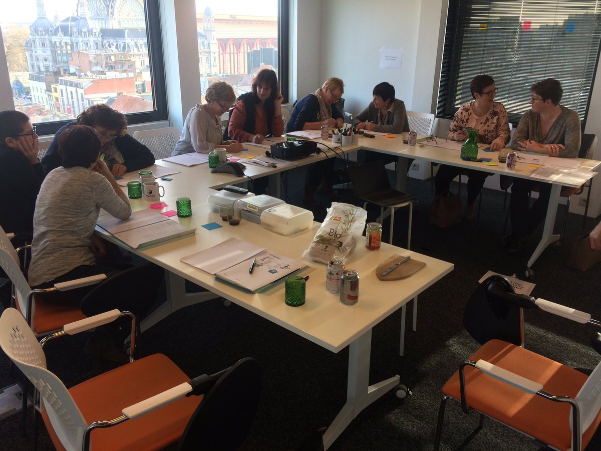ElByrs's tweet photo. Wat een fantastische groep hhh die opleiding coach volgen. Zo een warme mensen! #top #dienstencheques #coach #jongerenproject #vormdc #agora https://t.co/iC4fvd338c