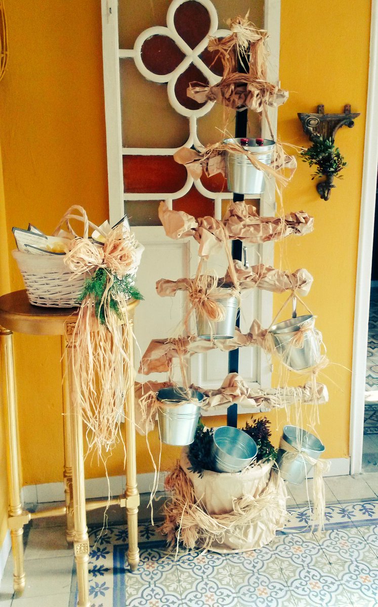 ¡Ya mismo está aquí la #navidad! ¿Qué os parece éste arbol de botellines que montamos el año pasado? Muy 🔝#cateringalvaroa