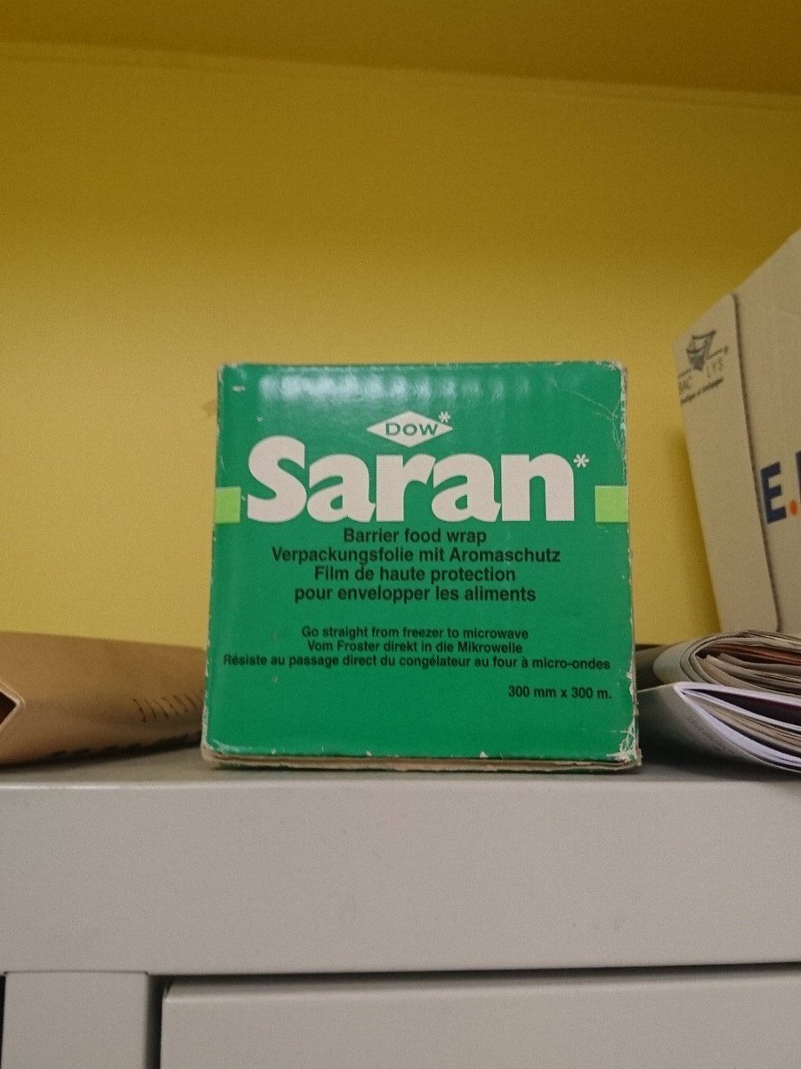 Jusqu'à aujourd'hui 13h26, je croyais que saran était le nom d'une blogueuse qui avait inventé la saran wrap manucure...#celophaneManucure