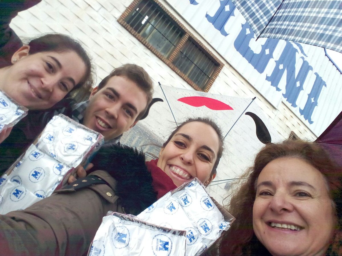LanzaderaGr's tweet photo. Felices con el recibimiento @Maritoni_SL!Enhorabuena por el trabajo, da gusto poner cara a parte de nuestra infancia #exquisitas #maritoñis https://t.co/rdGzPxSxGK