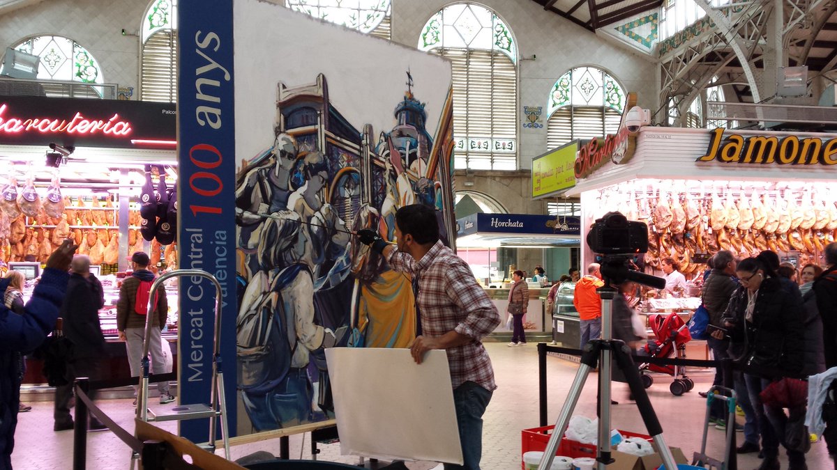 comunicando__'s tweet photo. Hoy en @MCentralVlc puedes ver a Luis Lonjedo pintando y Alfonso Calza fotografiando el proceso de "Cien años y una ciudad" #art #valencia https://t.co/6juXPq9N2B