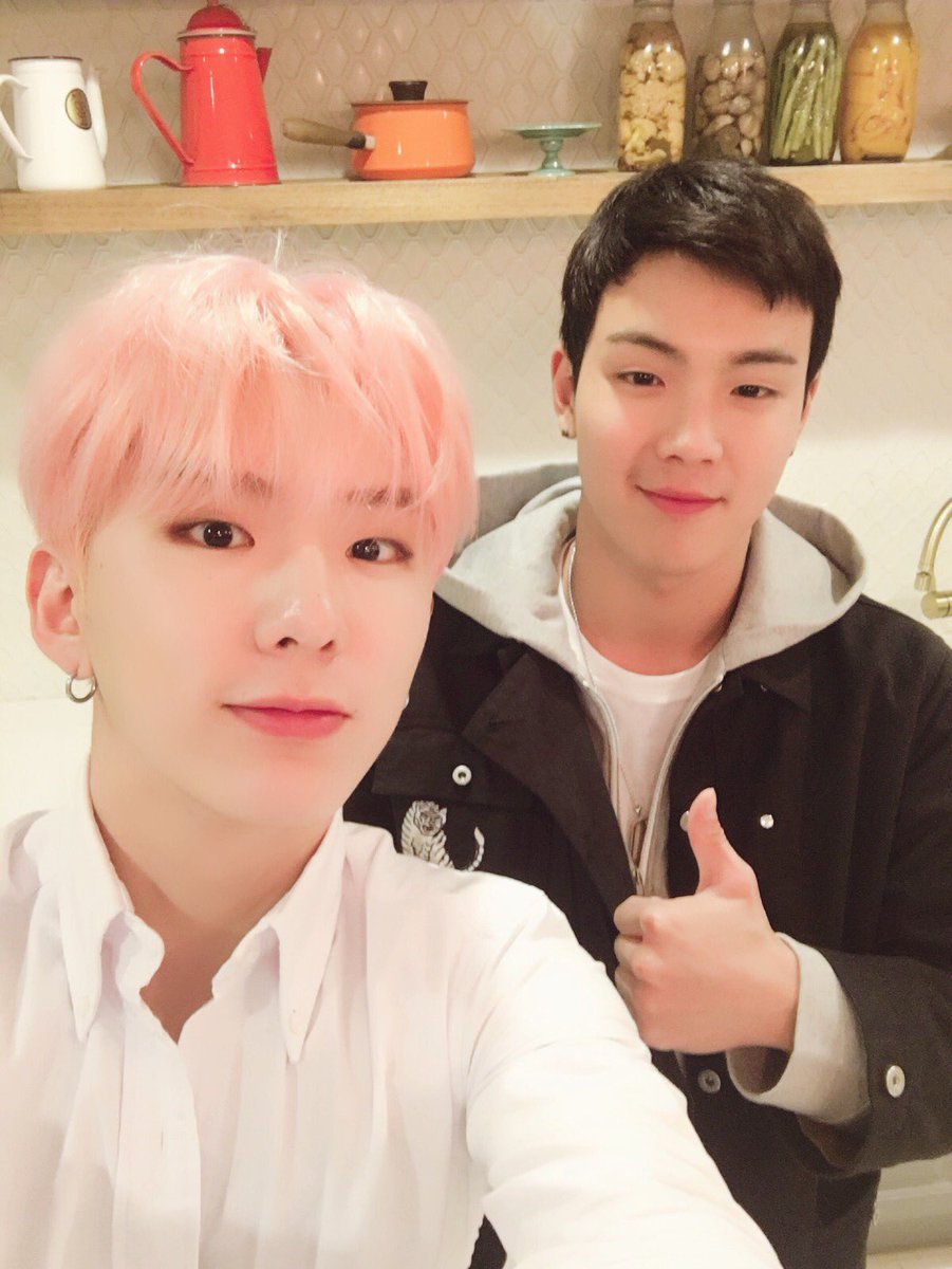 OfficialMONSTAX's tweet photo. [#기현] #켠셰프의쿸쿸 지금까지 시청해주셔서 감사합니다!!!....는 장난이고 오늘 보조 셔누형과 함께한 생일기념 쿸쿸 재밌었어요!! 담에 또 봐요!!! #KIHYUNDAY https://t.co/qvj8w8C0xq