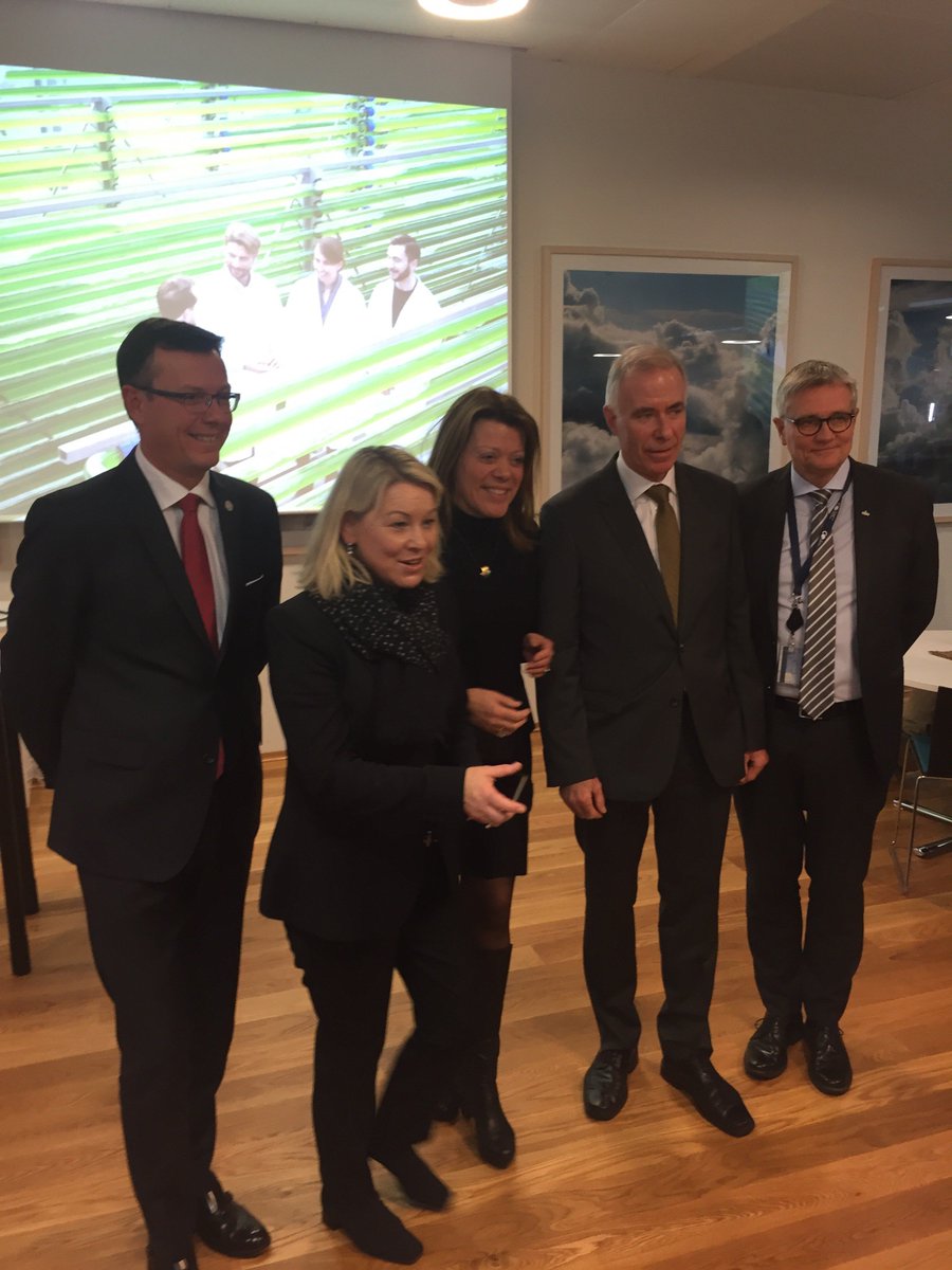 RektoratUiB's tweet photo. I dag har Monica Mæland @NFdep opna pilotannlegg for mikroalgar på Mongstad. @UiB @UiBrector_Olsen https://t.co/UaksA6WHxh