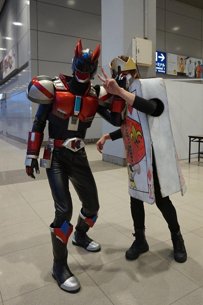 lovekumakuma's tweet photo. キタキュウマンさんを撮らせて頂こうとしていると…後ろからヒョコッとトランプキングさんが!すぐに気づかれてツーショット…ですが、ピースサインでお顔を隠されてしまいました(*´艸`*)
#JPF2016
#関西国際空港 https://t.co/bYVFuJ7sj5