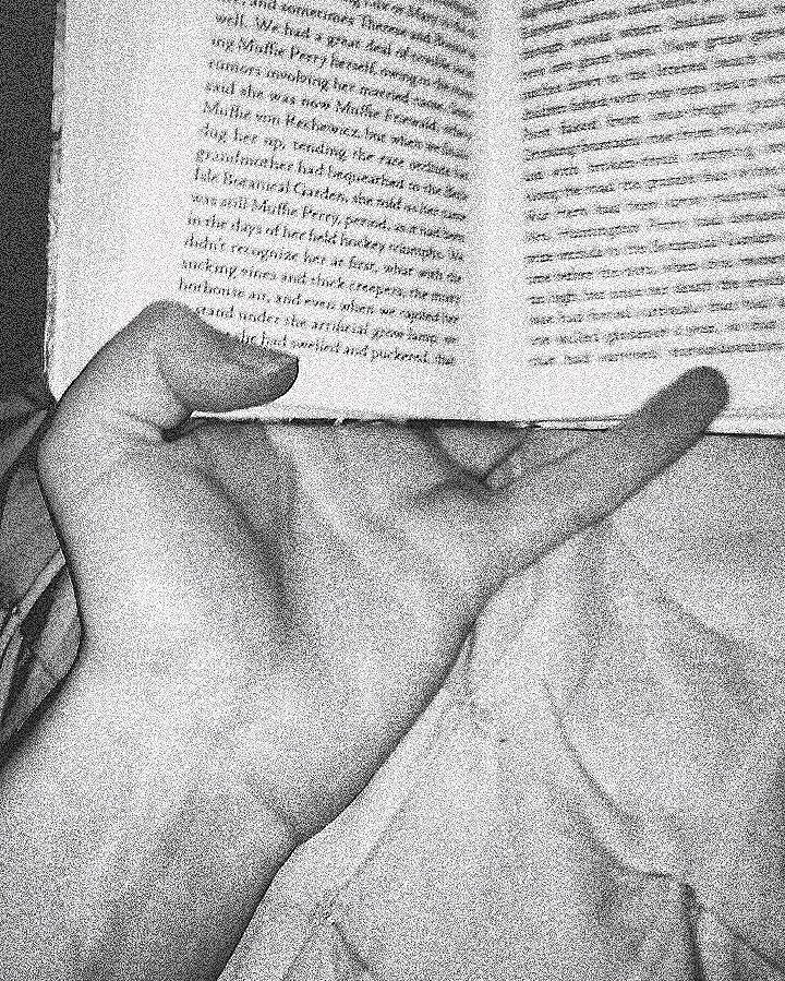 karina_casey's tweet photo. Reading to try and escape feeling so ill 😷🤒📖🙏🏼✨ #literarycure https://t.co/2zSWs1zrvt