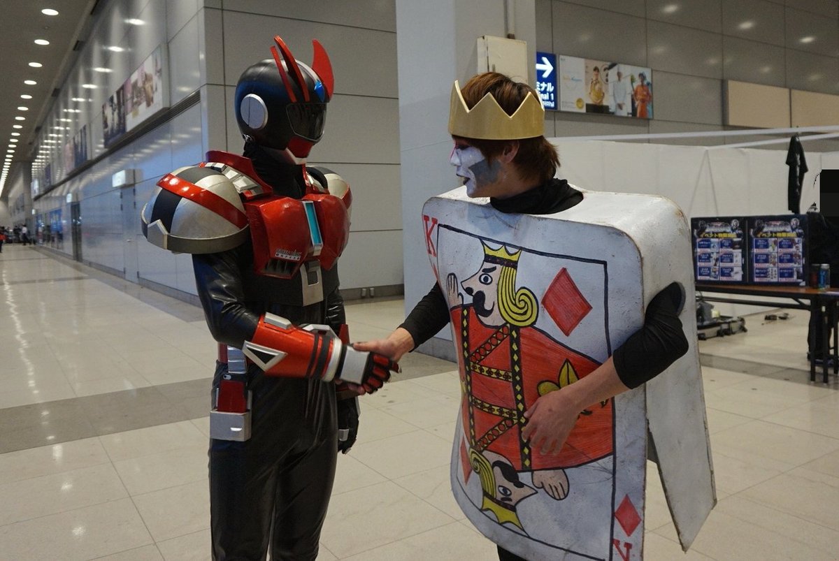 lovekumakuma's tweet photo. キタキュウマンさんとトランプキングさんのツーショット
#JPF2016
#関西国際空港 https://t.co/OmbSx9aaIv