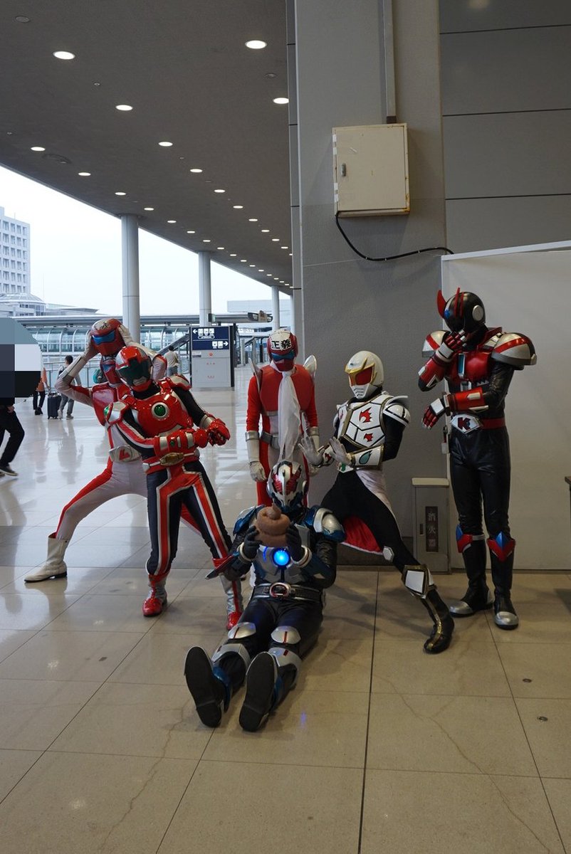lovekumakuma's tweet photo. キタキュウマンさん、肥後ブレイブユウキさん、ゼロスさん、ナイスマン1号さん、パワーシティオーイタさん、ナイスマン2号さん。
ゼロスさんの頭に◯◯◯が…💦
#JPF2016
#関西国際空港 https://t.co/esxwnVtLgV