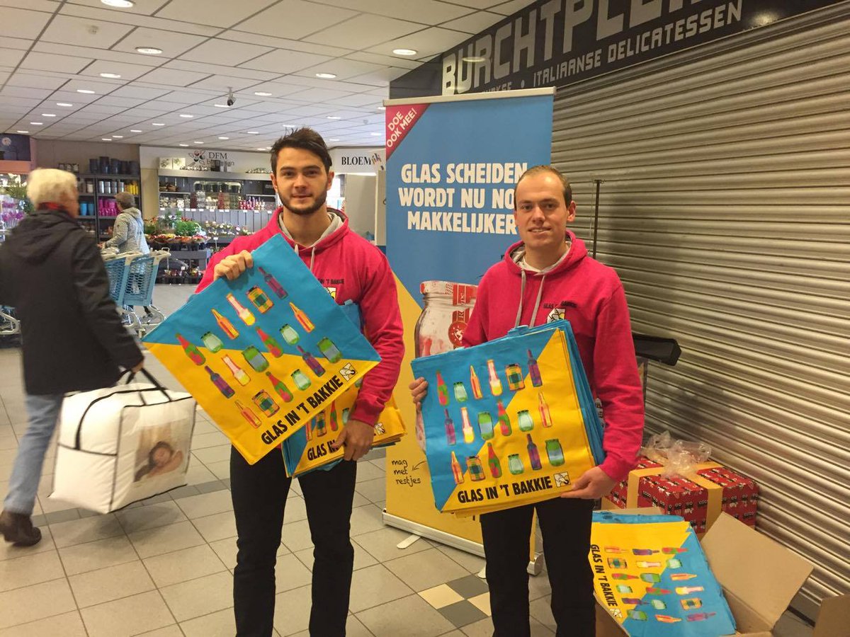 AfvalinzOss's tweet photo. Vandaag weer tijd voor de actie Glas in 't bakkie! #gemeenteoss #glasintbakkie #nedvang https://t.co/5o8YmMCeaV