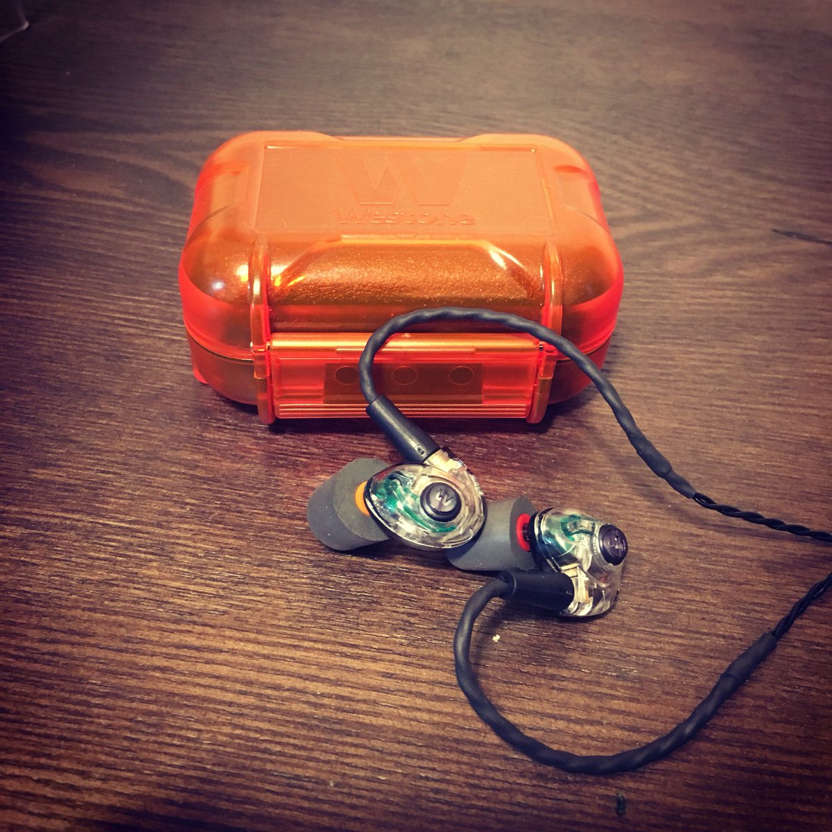 atutoKIT's tweet photo. ご縁がありWestoneのAM Pro30を最近使わせてもらってます！いわゆるインイヤーモニターですけど、外音も聞こえるアンビエント型でイヤモニしててもライブ会場の臨場感とか伝わってきます！新鮮です。
#Westone #AMPro30 https://t.co/B2suoQl3cT