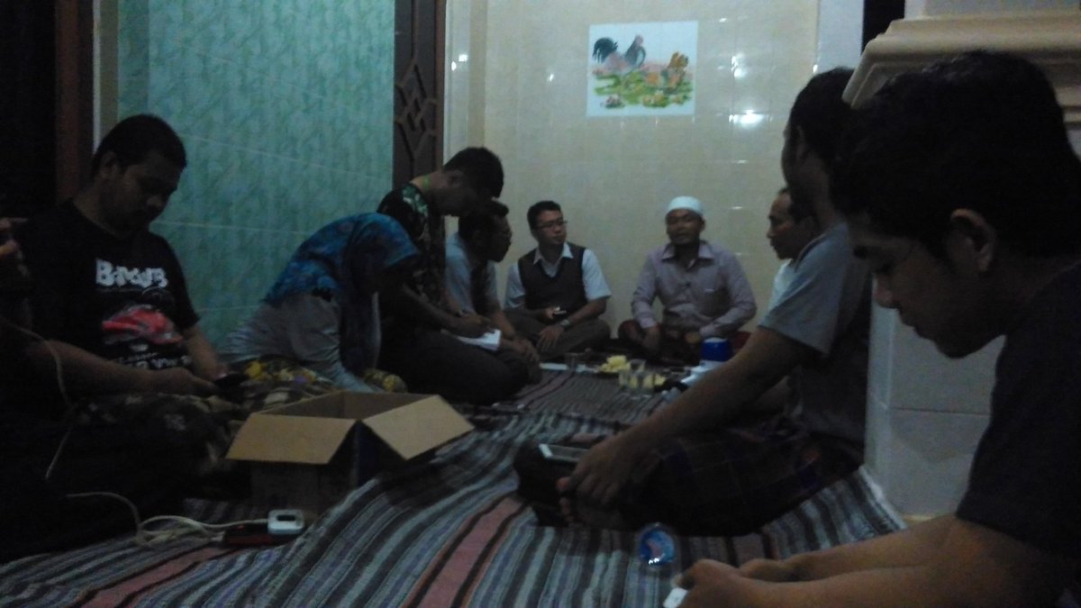 BloggerDesa's tweet photo. Kepala Desa Batioh Kecamatan Banyuates, Kab. Sampang share bersama teman-teman blogger dalam #JejakBPWS #MenduniakanMadura @Desa_ID @plat_m https://t.co/2XCZxmdj6Y