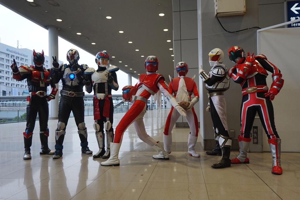 lovekumakuma's tweet photo. キタキュウマンさん、ゼロスさん、カイセーさん、ナイスマン2号さんと1号さんが並んでいらっしゃると肥後ブレイブユウキさん、パワーシティオーイタさんも入って下さっての豪華なショット♪
#JPF2016
#関西国際空港 https://t.co/W0Bny6yMn8