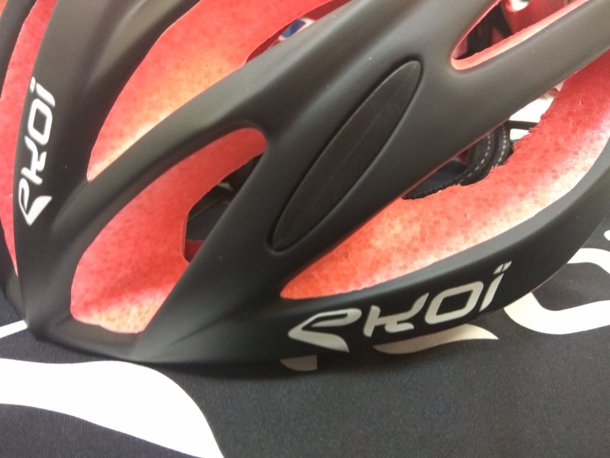 Bicisport_'s tweet photo. ¿Buscas casco nuevo? Síguenos y haz RT para ganar este Ekoi Corsa Light -el que usa el equipo AG2R-, a juego con el color rojo de Bicisport https://t.co/sRrWgMapAg