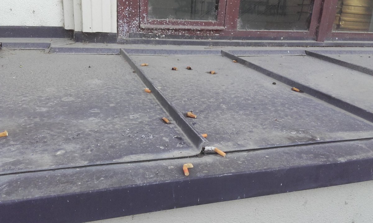 AnaFiljana's tweet image. Велиш не се пуши по институции? Ами, од кај паѓаат овие пикавци кај МНР?