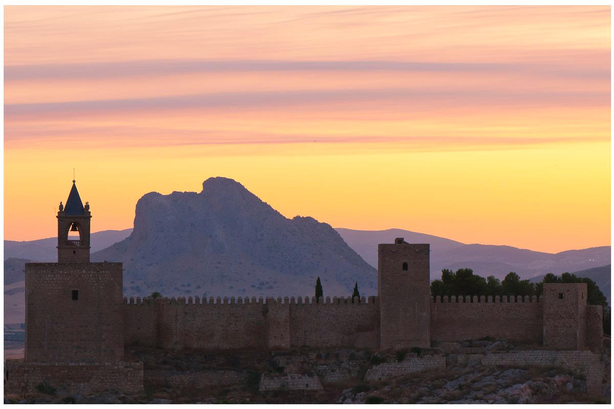 viveandalucia's tweet photo. La #Alcazaba es su somier. Cae la tarde: que nadie ose molestar al indio. Foto: @tu_historia https://t.co/geCTI2R0lN