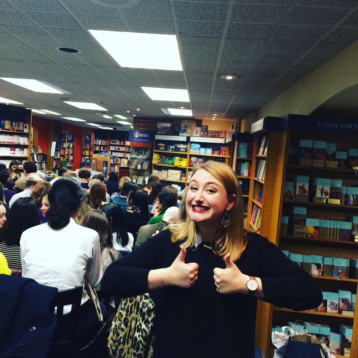 Hellomeitsyou's tweet photo. It's packed in @blackwelloxford for our @StoriesAloud event tonight with #thegoodimmigrant #hellomeitsyou https://t.co/nbPR0xHlqt
