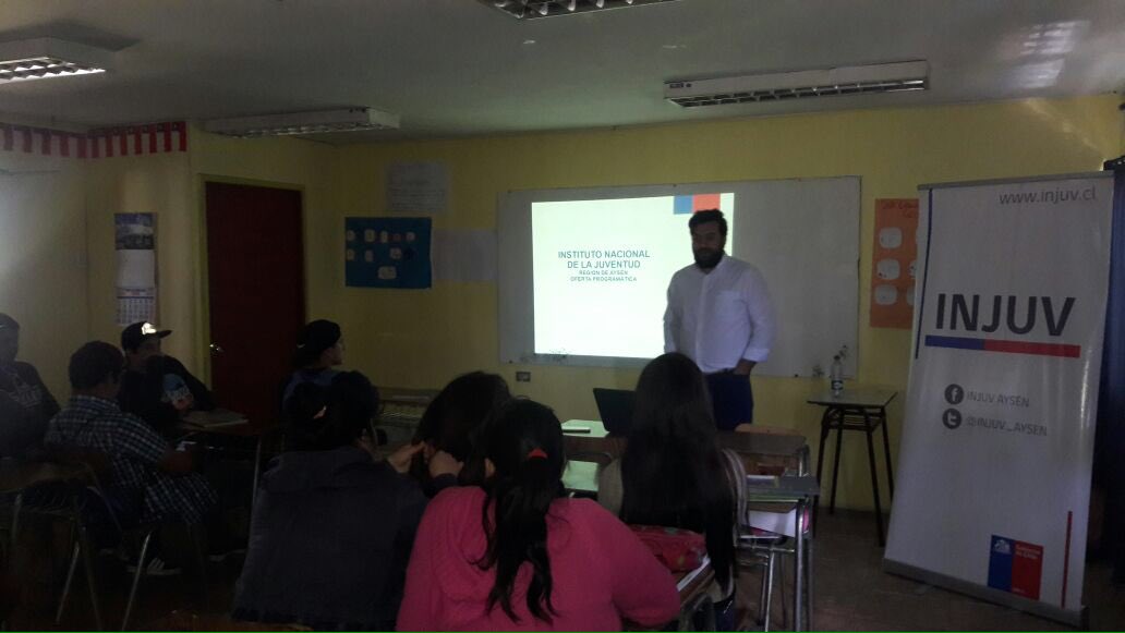Injuv_Aysen's tweet photo. DR @isepulvedaavila difundiendo #OfertaProgramatica a estudiantes del Centro Trapananda #Coyhaique #TarjetaJoven #CineItinerante https://t.co/aVDTJTnGLP