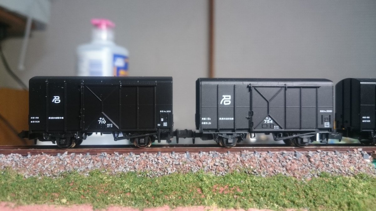 しょーてつ בטוויטר テム300 Kato 左 とマイクロ 右 比較 表記類はkatoに軍配が上がるけど 造形はどちらも個性が出ていて甲乙つけがたい Katoは良い意味でシャープだし マイクロのは彫りが深くてテムらしさが出てる 上信テムのペーパーキットに近いのは