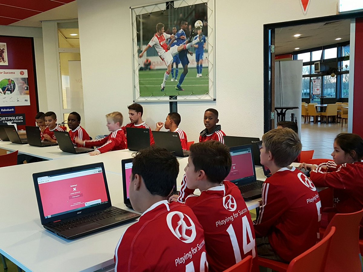 Kahoot als start van de les. Super enthousiast # pfs#almerecityfc