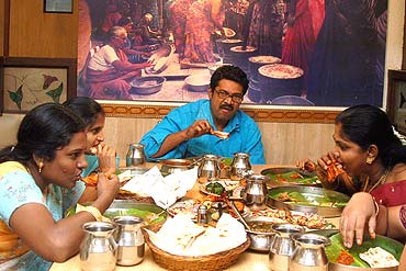 ada_poda's tweet photo. கறி சாப்பிடுவேன் ஆனால் அதன் வாடை பிடிக்காது என்பதோடு முடிந்துவிடுகின்றது இந்த காலத்து #ஆச்சாரம்
#This_Generation https://t.co/CZtILxjQgq