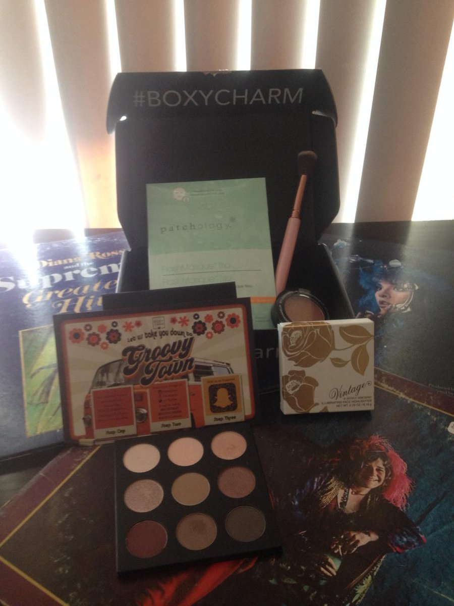 donnaps's tweet photo. This is my November BOXYCHARM!! 😍😁 I'm so obsessed #BOXYmail #BOXYCHARM #BOXYGroove https://t.co/7UTOnL55ne