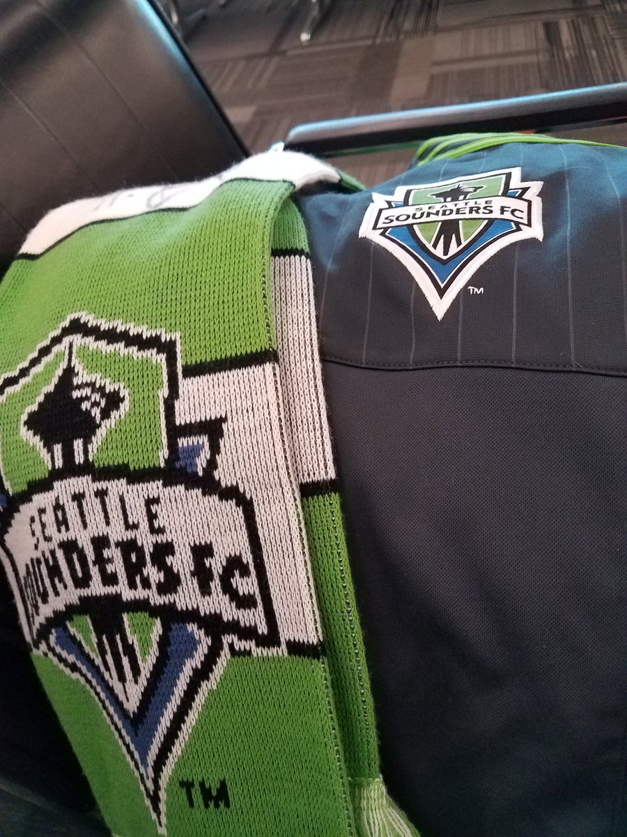 Tee_Dubyuh's tweet image. Scarves up!!!! @SoundersFC #seattlebound
