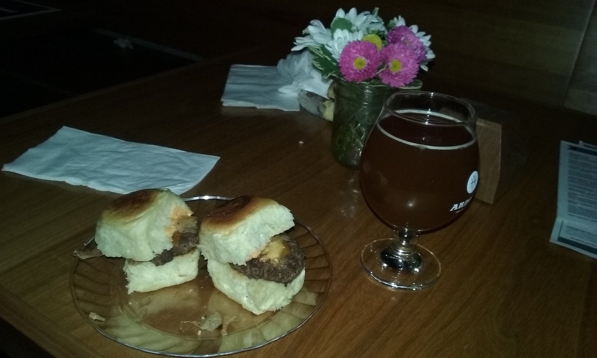 HeyMsE's tweet photo. #Greatbread #goodmeat #gettinglate #letseat #StoneyForRVAVictoryParty #ardentcraftales #classytablescape #goodeatsrva #scrumptiousfood https://t.co/0BexySyOfd